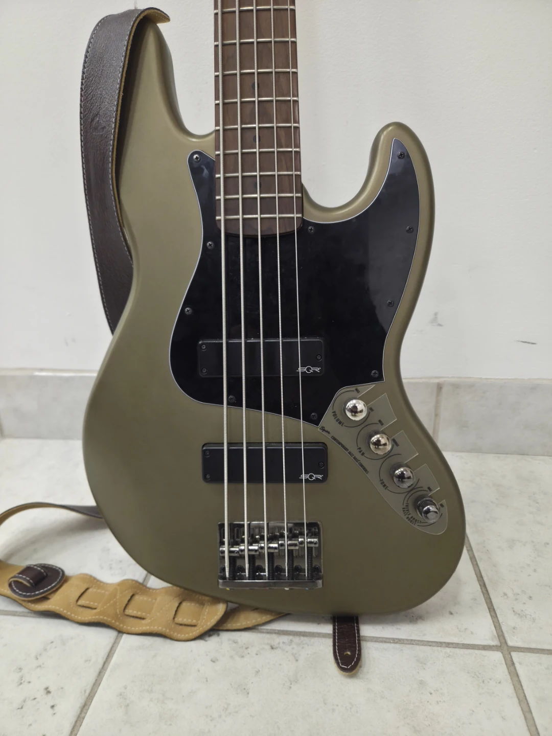 Squier 5-String Jazz Bass - photo 2