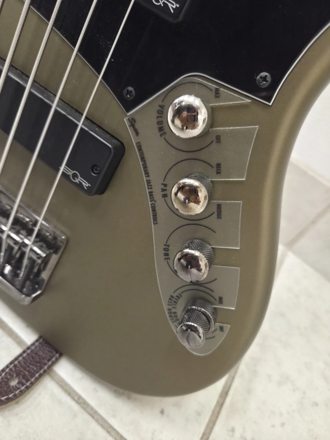 Squier 5-String Jazz Bass - photo 3