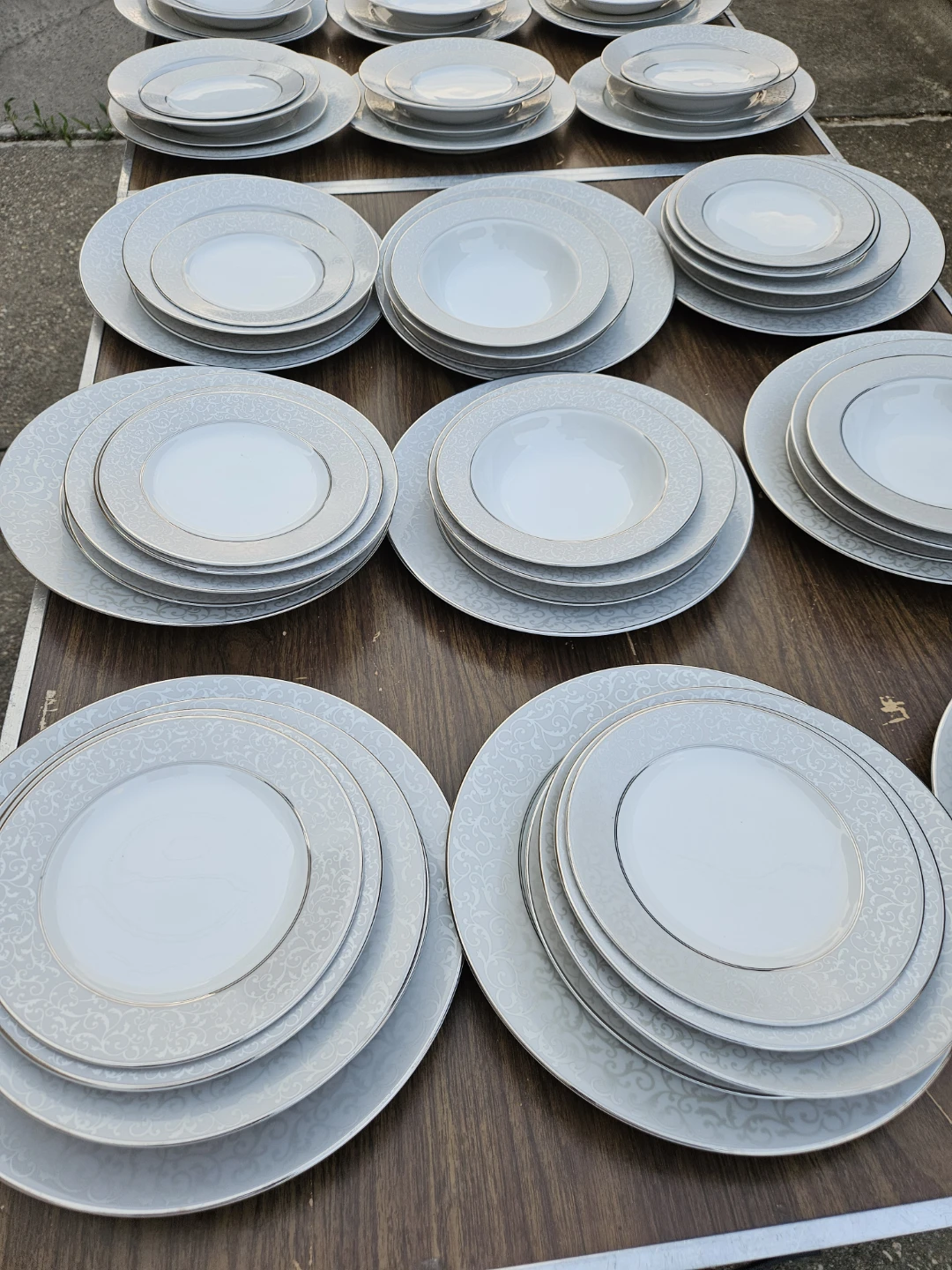100 pieces mikasa dinnerware set - photo 2