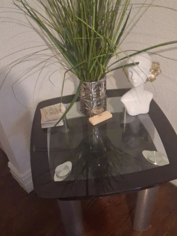Glass top end table with metal legs - photo 2