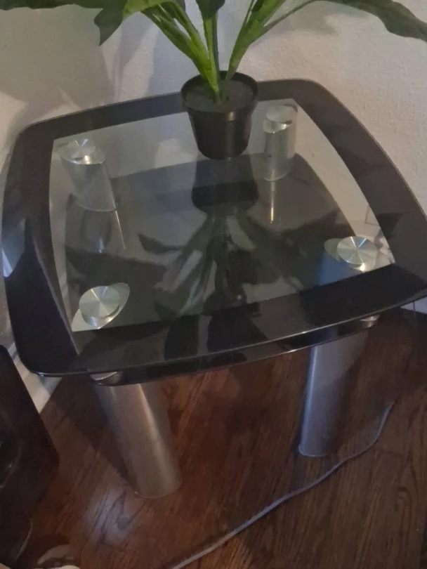 Glass top end table with metal legs - photo 3