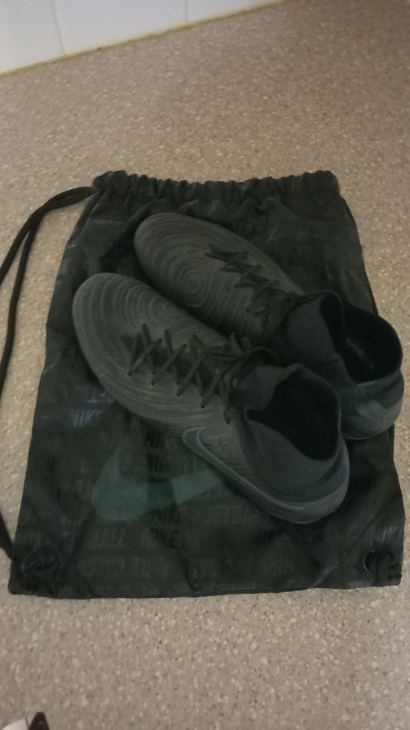 Nike Soccer Cleats with Drawstring Bag - photo 2