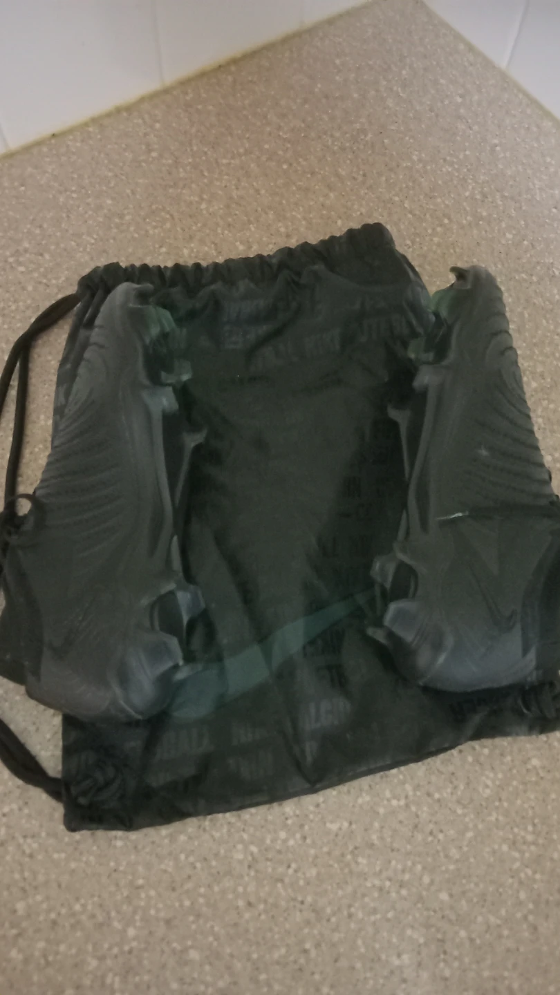 Nike Soccer Cleats with Drawstring Bag - photo 3