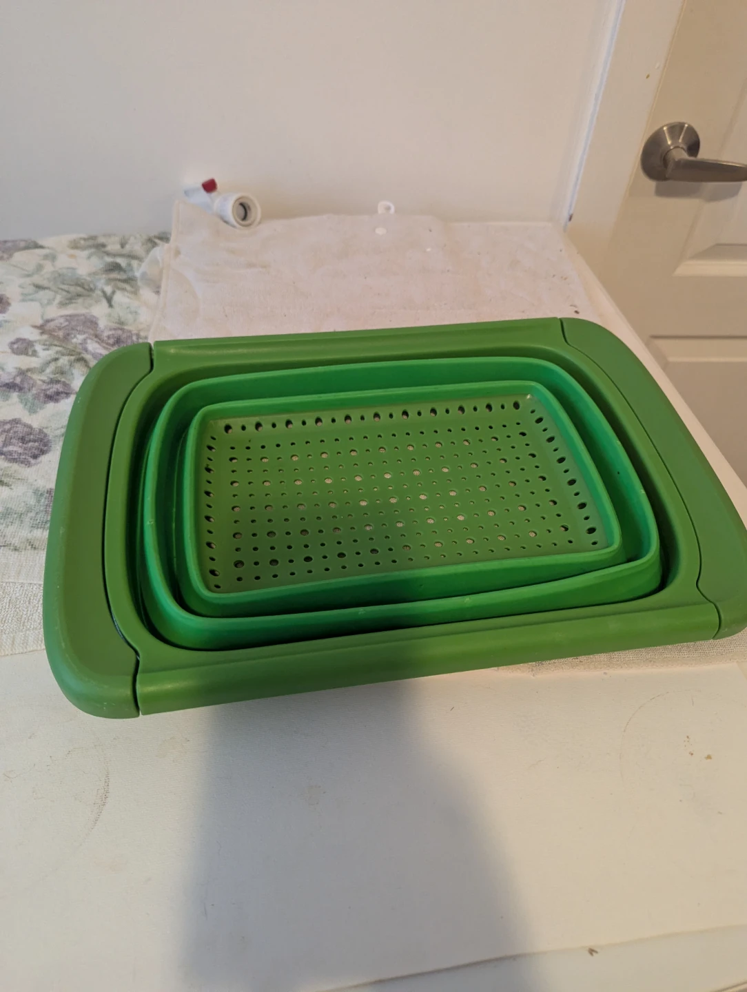 Collapsible silicone strainer for sink