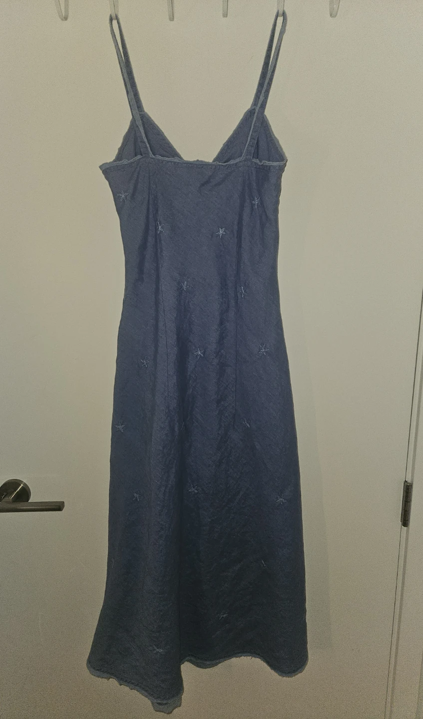 Blue denim-look midi dress with star embroidery - photo 2