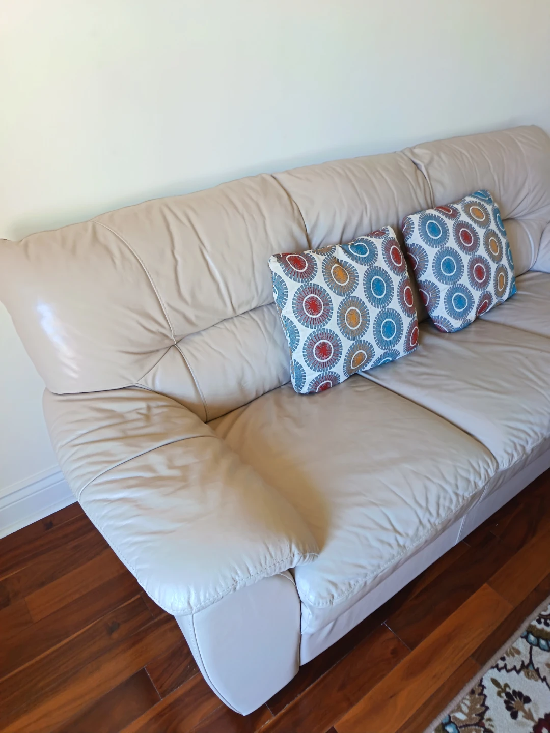Cream Leather 3-Seater Sofa with Decorative Pillows - photo 2