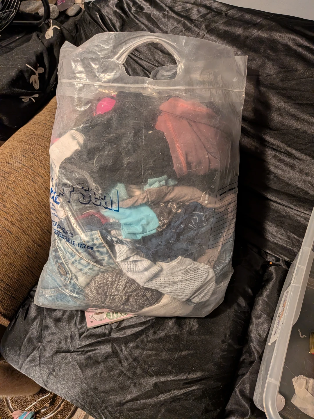 Bag of assorted clothing - photo 2