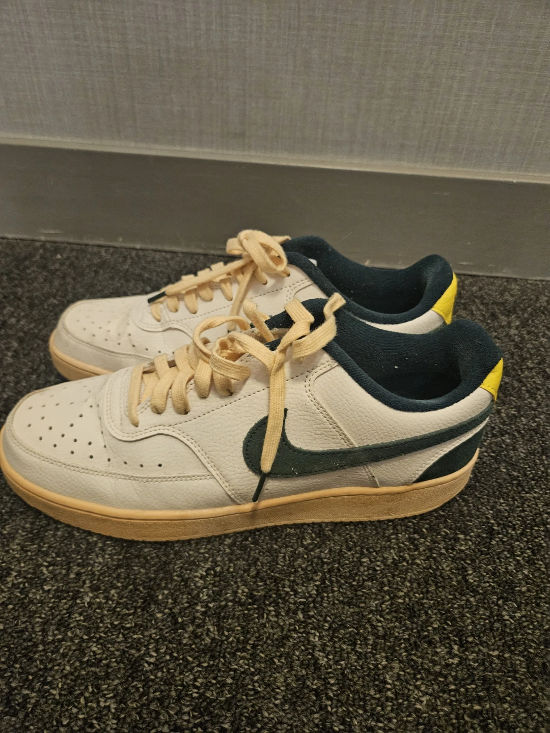 Nike Air Force 1 Low (US 9.5)