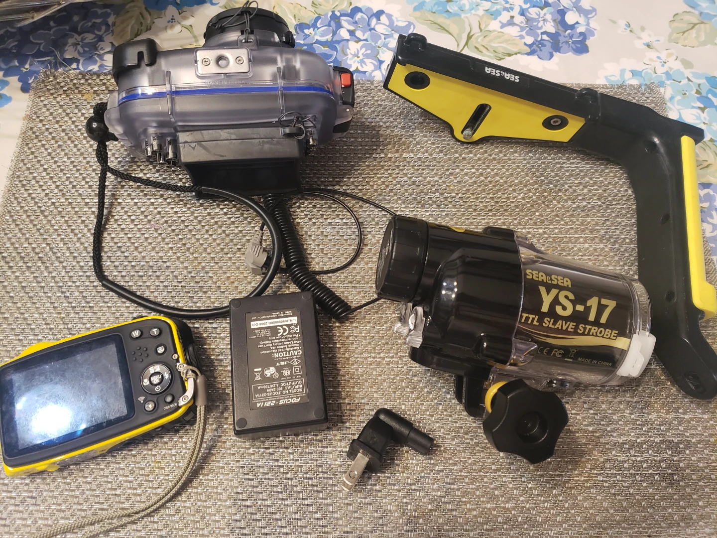 Sea & Sea Underwater Camera Housing with Strobe and Grip - photo 2