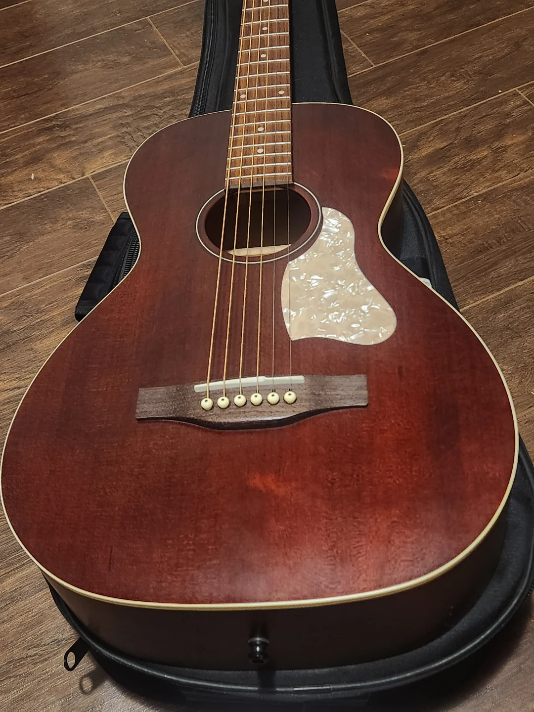 Art & Lutherie Roadhouse Parlor Guitar (Tennessee Red) - Bundle - photo 4