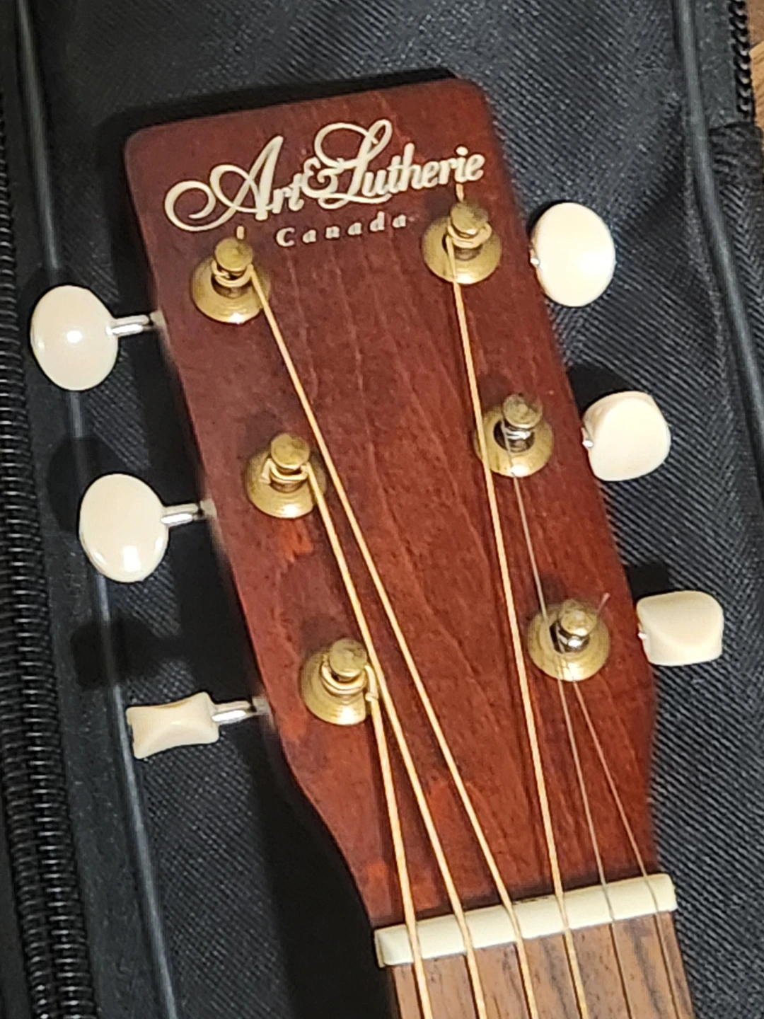 Art & Lutherie Roadhouse Parlor Guitar (Tennessee Red) - Bundle - photo 5