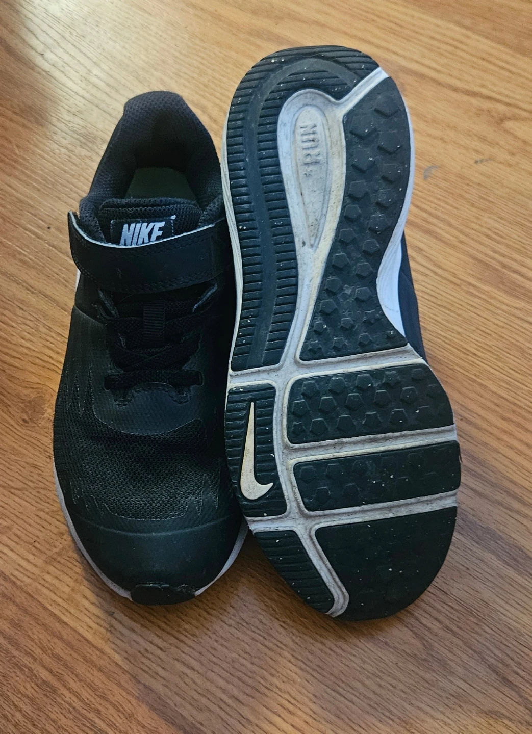 Boys Nike Runners Size 1.5 - photo 2