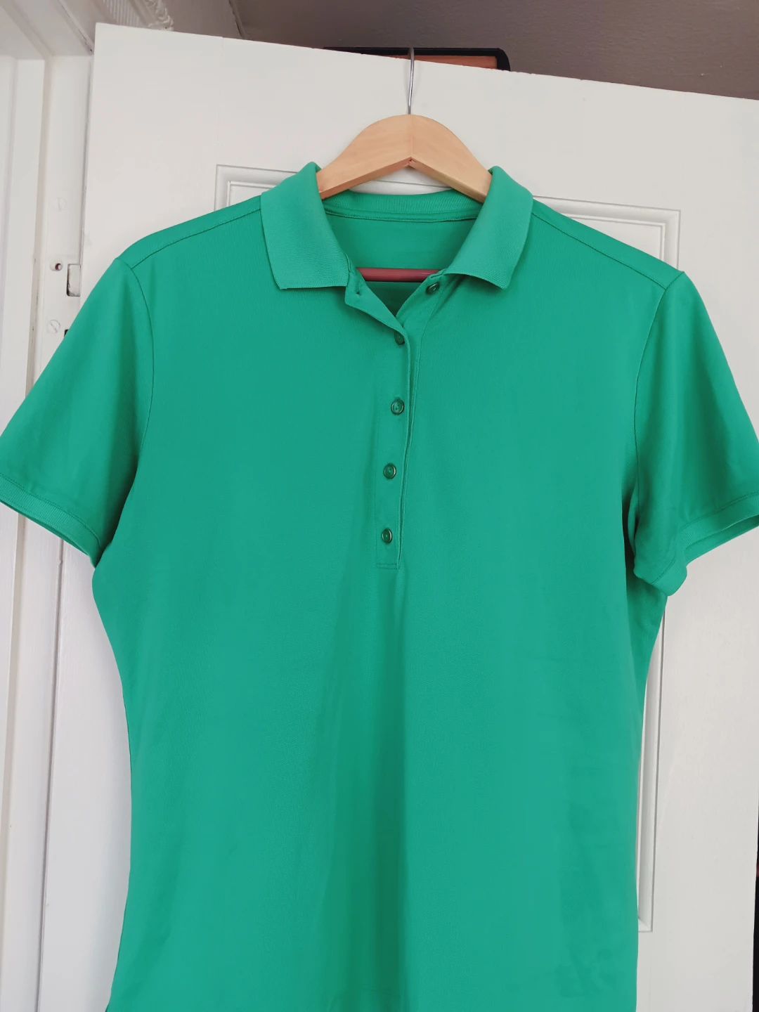 Ladies Golf Green Shirt. Size M.