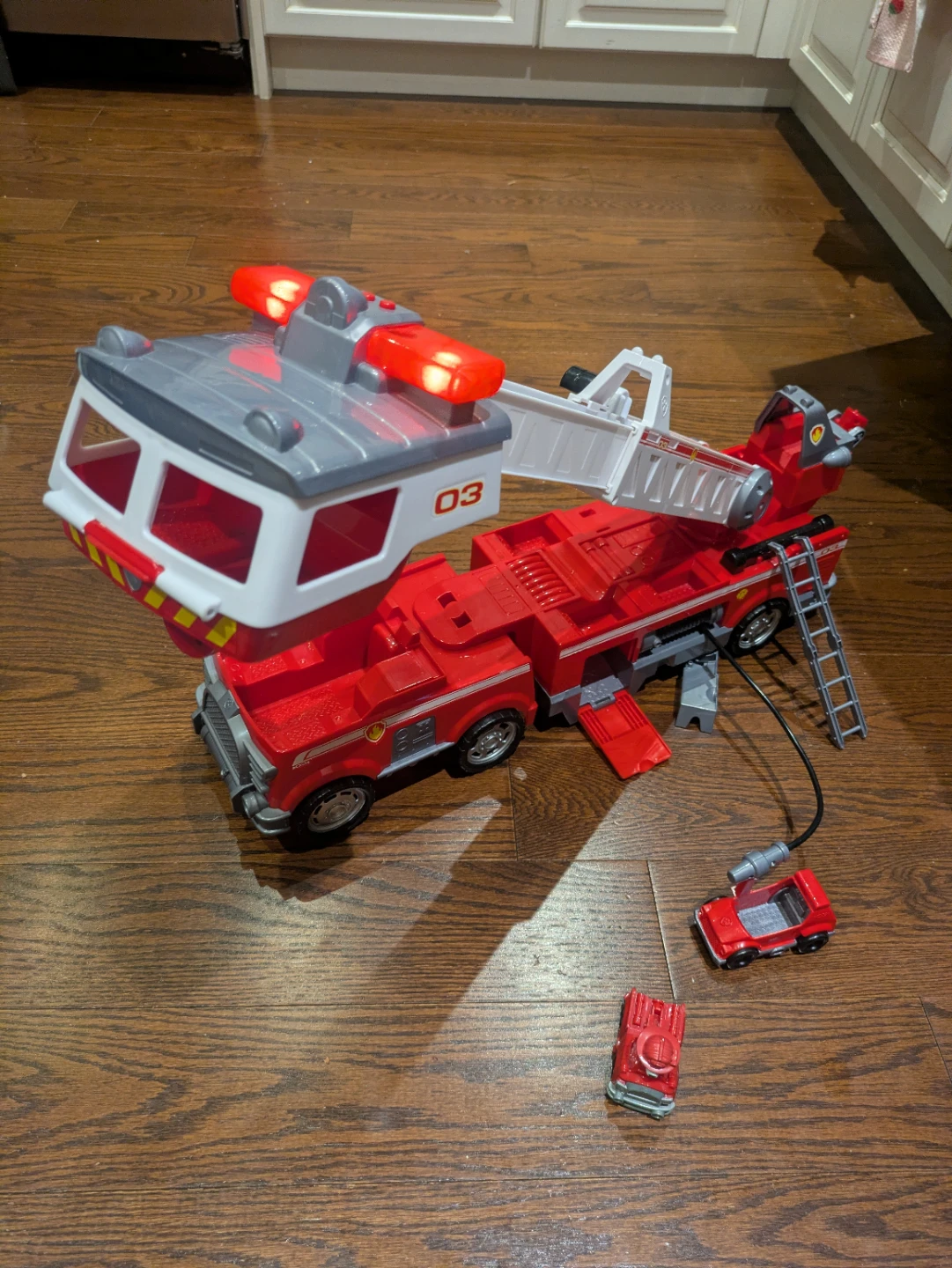 EUC PAW Patrol Ultimate Rescue Fire Truck with Extendable 2 ft.