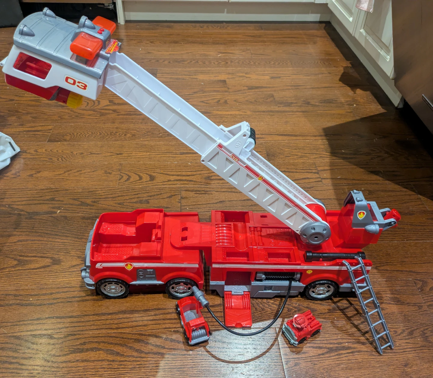 EUC PAW Patrol Ultimate Rescue Fire Truck with Extendable 2 ft. - photo 2