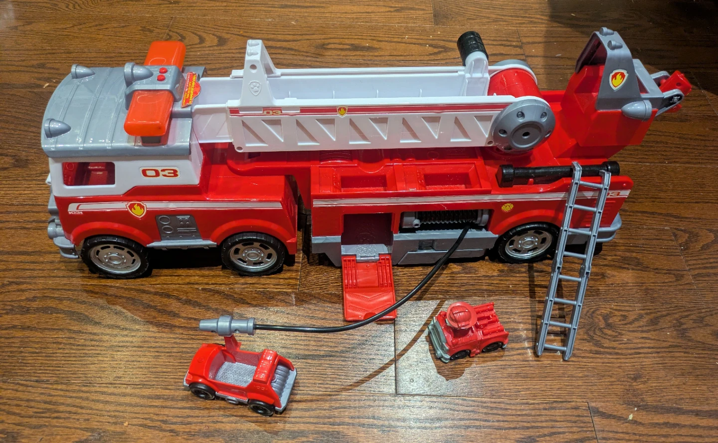 EUC PAW Patrol Ultimate Rescue Fire Truck with Extendable 2 ft. - photo 4