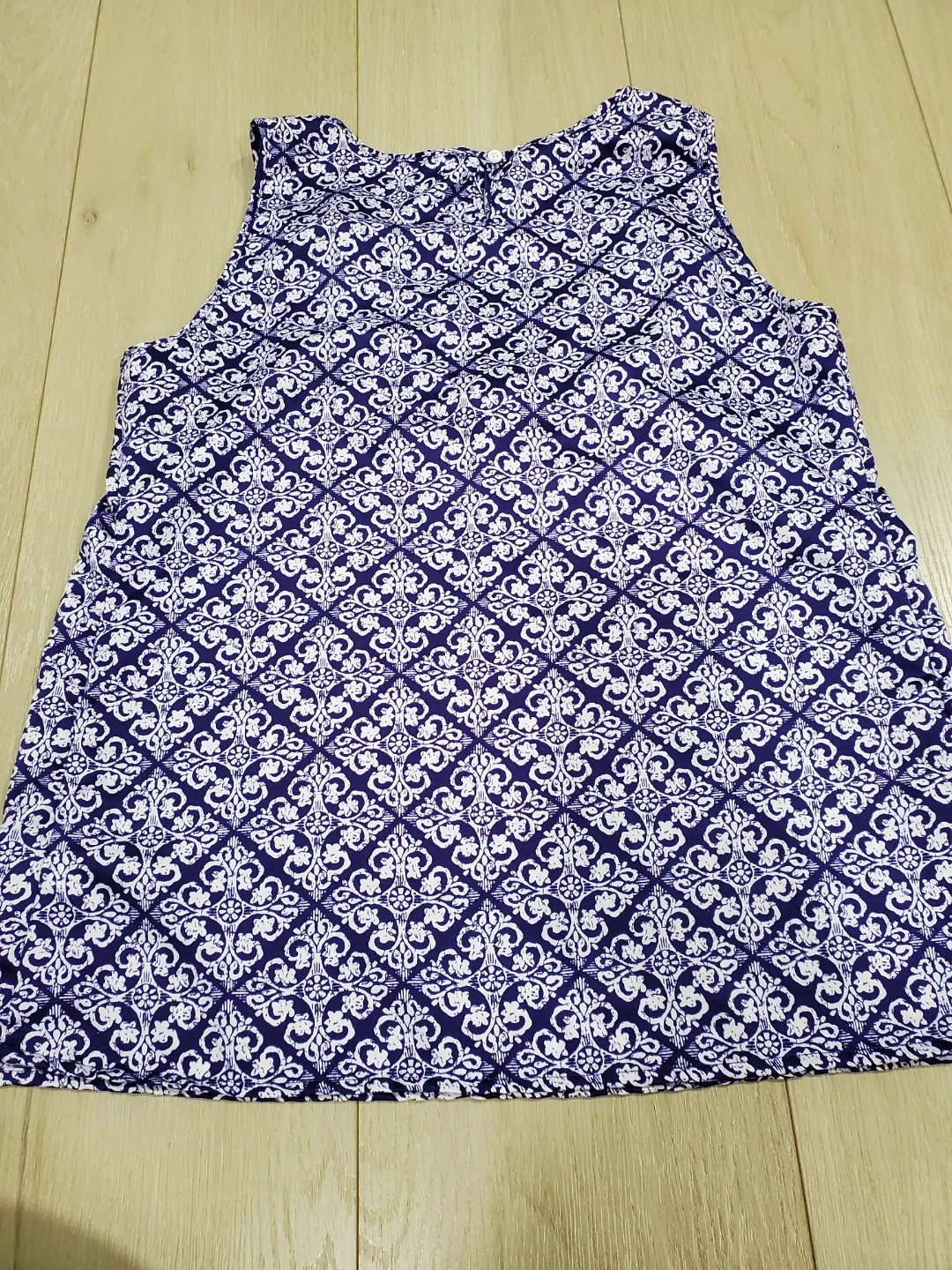 Gap Purple and White Patterned Top with Silver Detail - Size S - photo 4