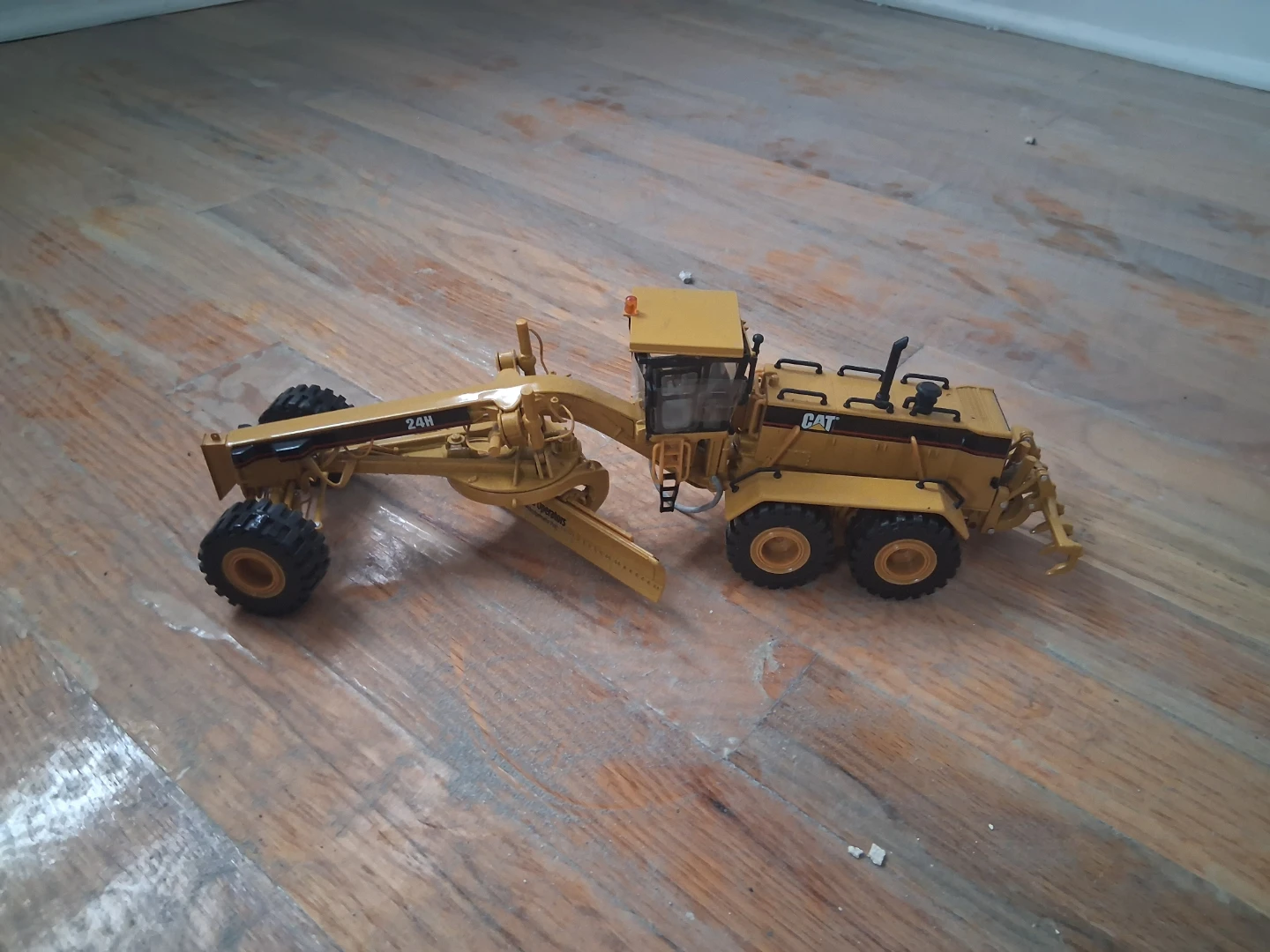 CAT 825H Soil Compactor Toy - photo 3