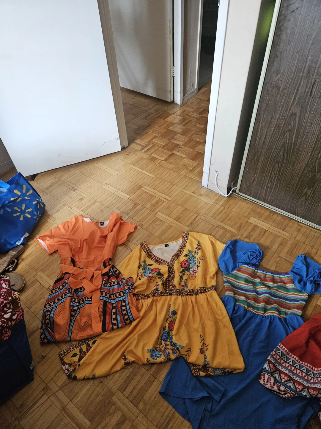 Set of 4 Women's Dresses - photo 2