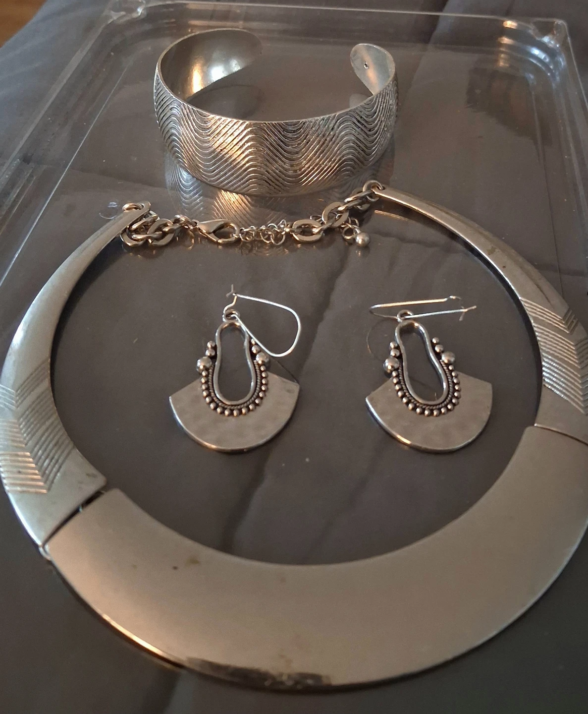 Silver Tone Necklace, Earrings, and Bracelet Set - photo 3