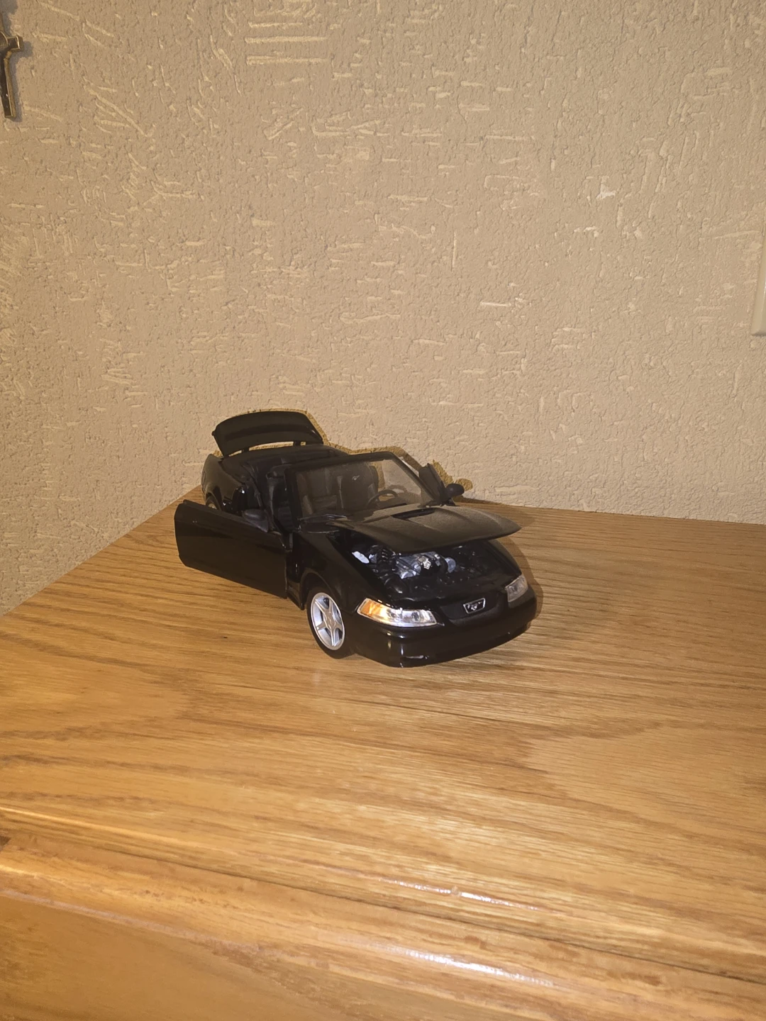 1:18 Black Ford Mustang Convertible Model Car - photo 2