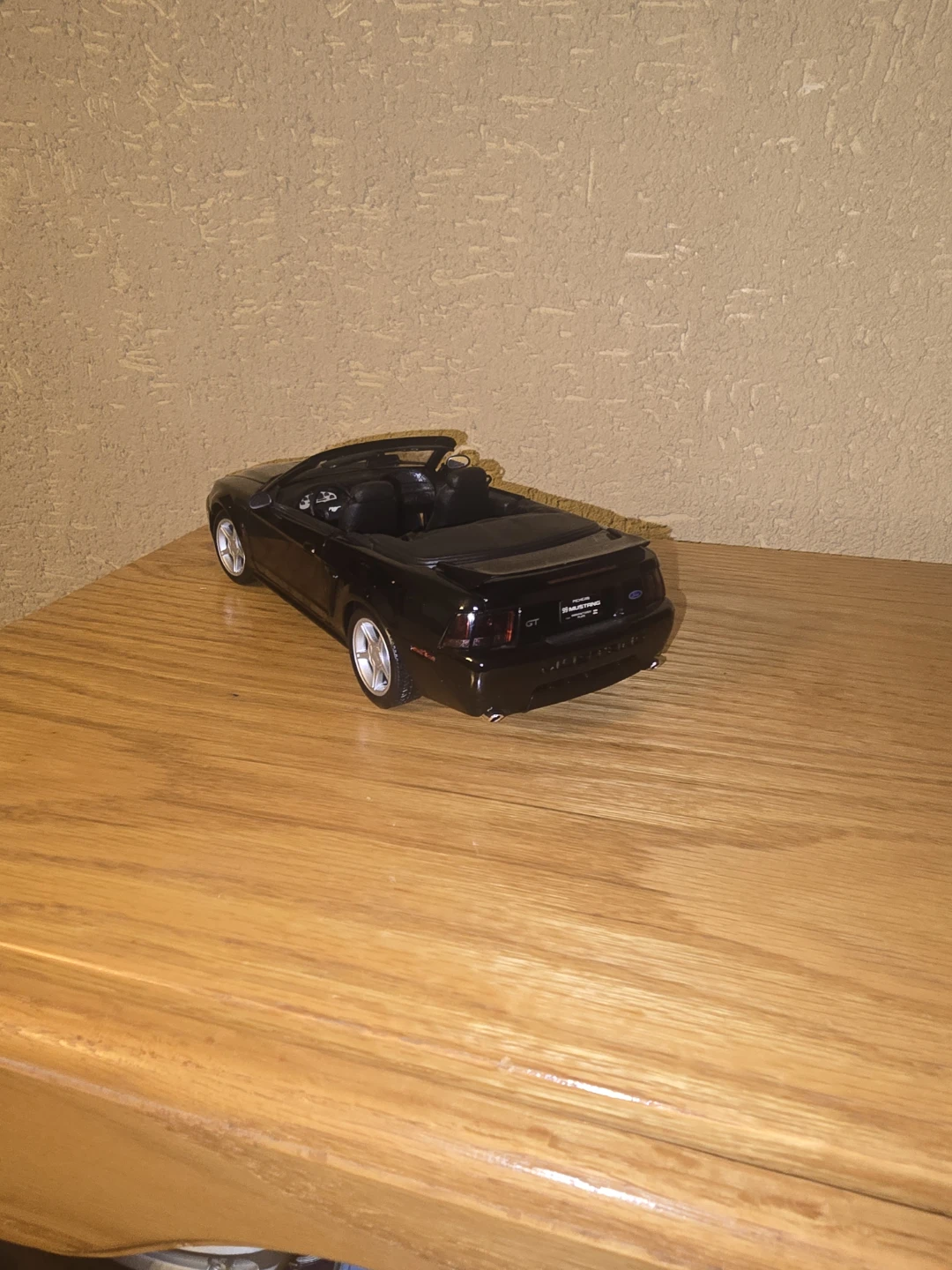 1:18 Black Ford Mustang Convertible Model Car - photo 3