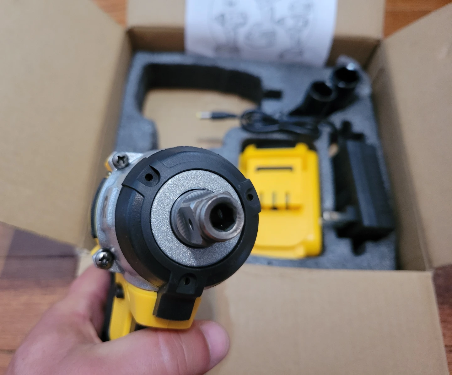 NEW Impact Wrench with 1 Battery 2.0Ah & 2 Sockets - photo 3