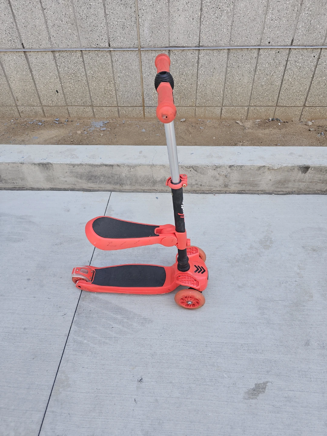 HURTLE Red 3-Wheel Scooter with Seat