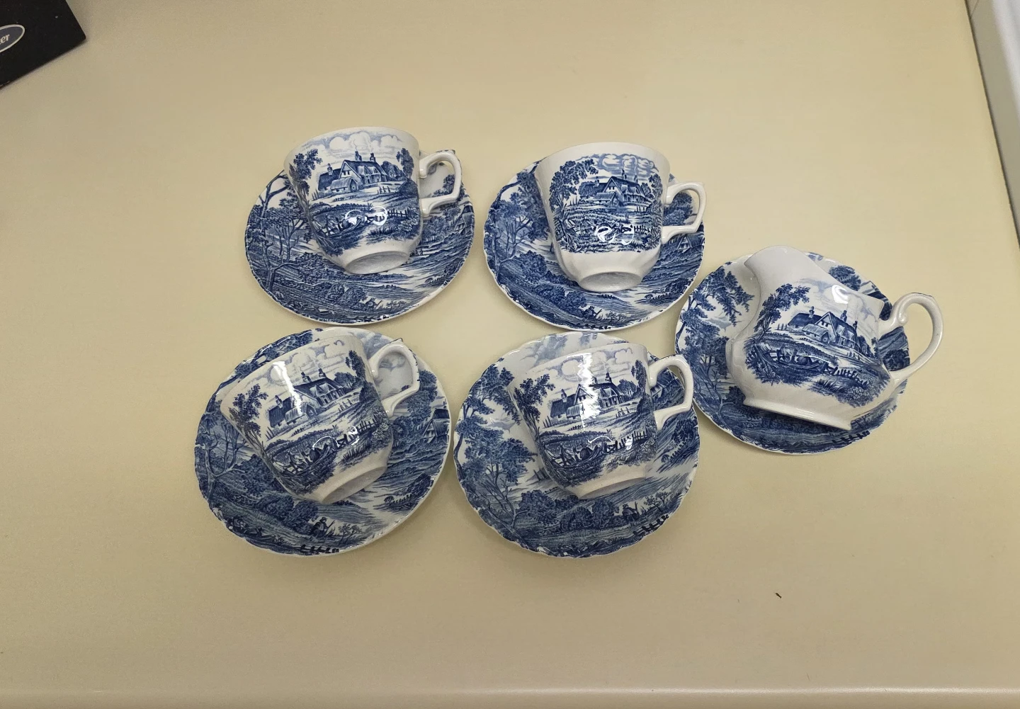 Johnson Brothers British Tea Set - 4 Cups, 5 Saucers, 1 Creamer - photo 2