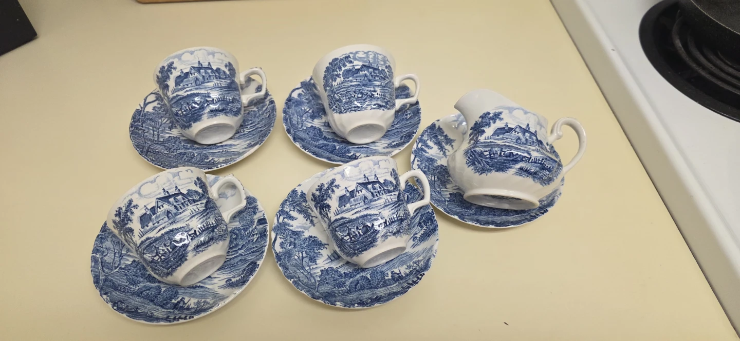 Johnson Brothers British Tea Set - 4 Cups, 5 Saucers, 1 Creamer - photo 3