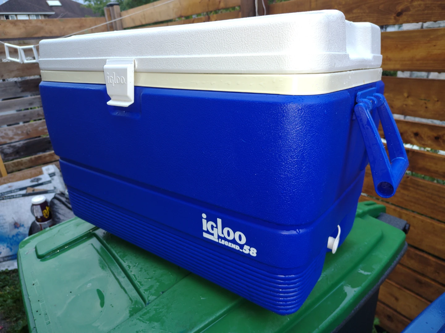 IGLOO LEGEND 58 qt Carry Cooler with Extras
