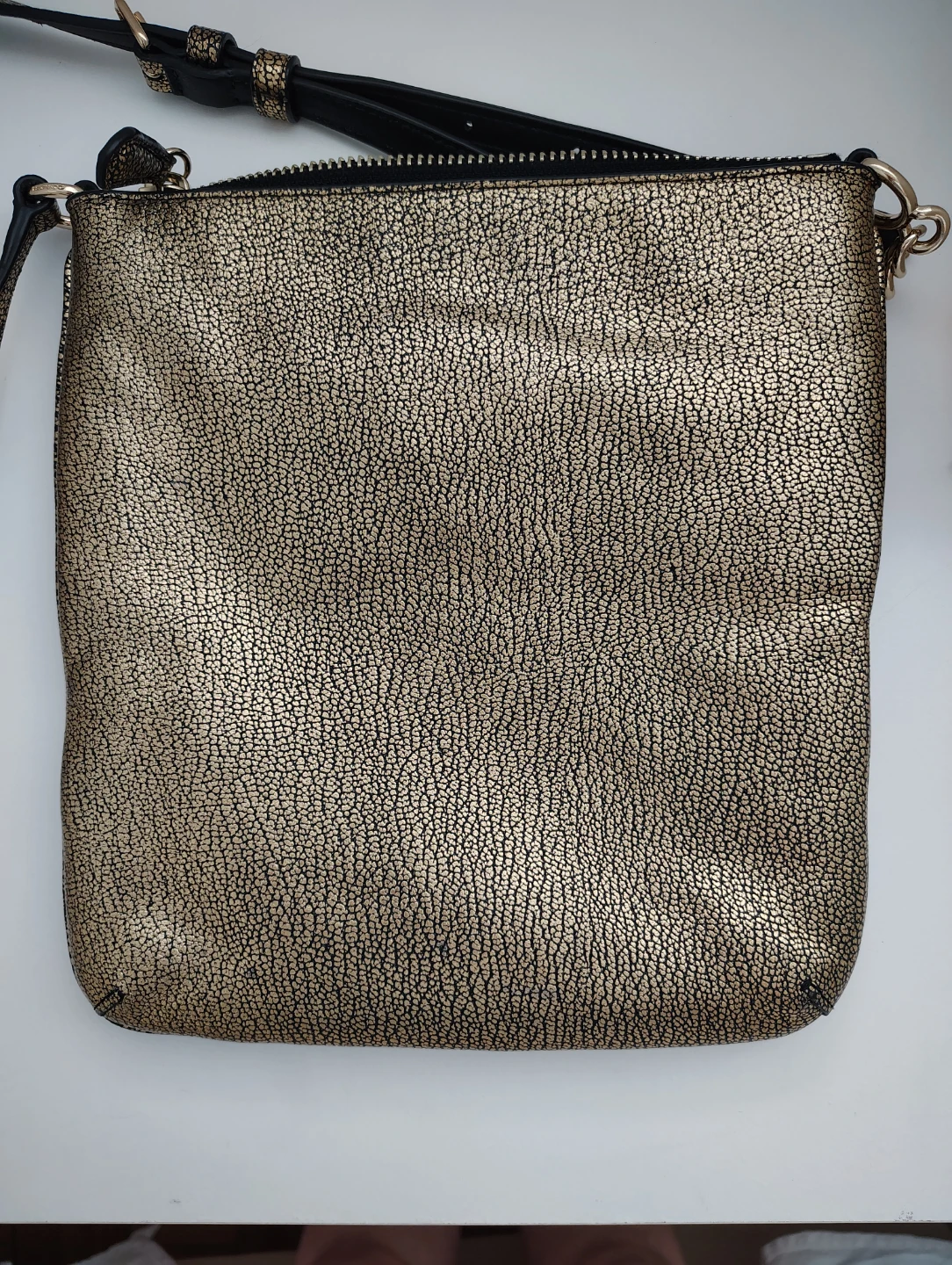 😍 Stunning Coach Metallic Gold Crossbody Bag – 8" x 9" - photo 2