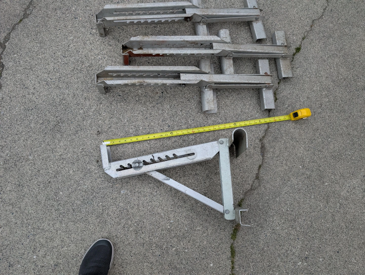 Four aluminum ladder jacks