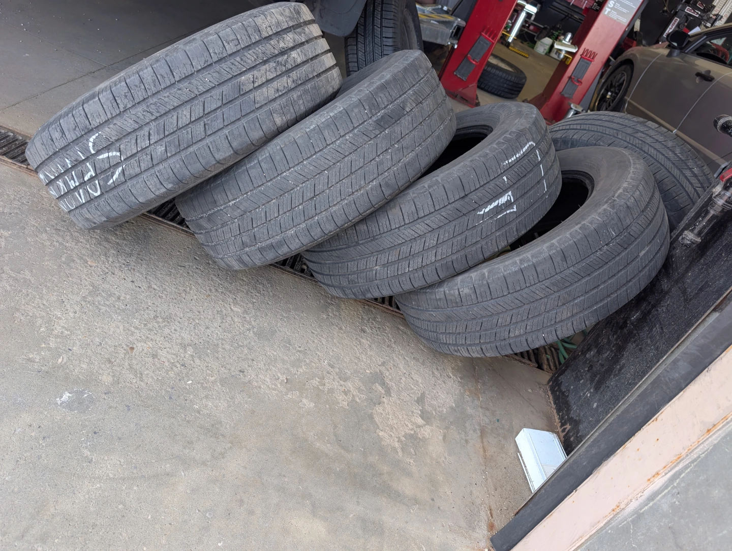 Five(5) x Michelin Defender T+H 225/65R17 no rims 7/32" thread - photo 2