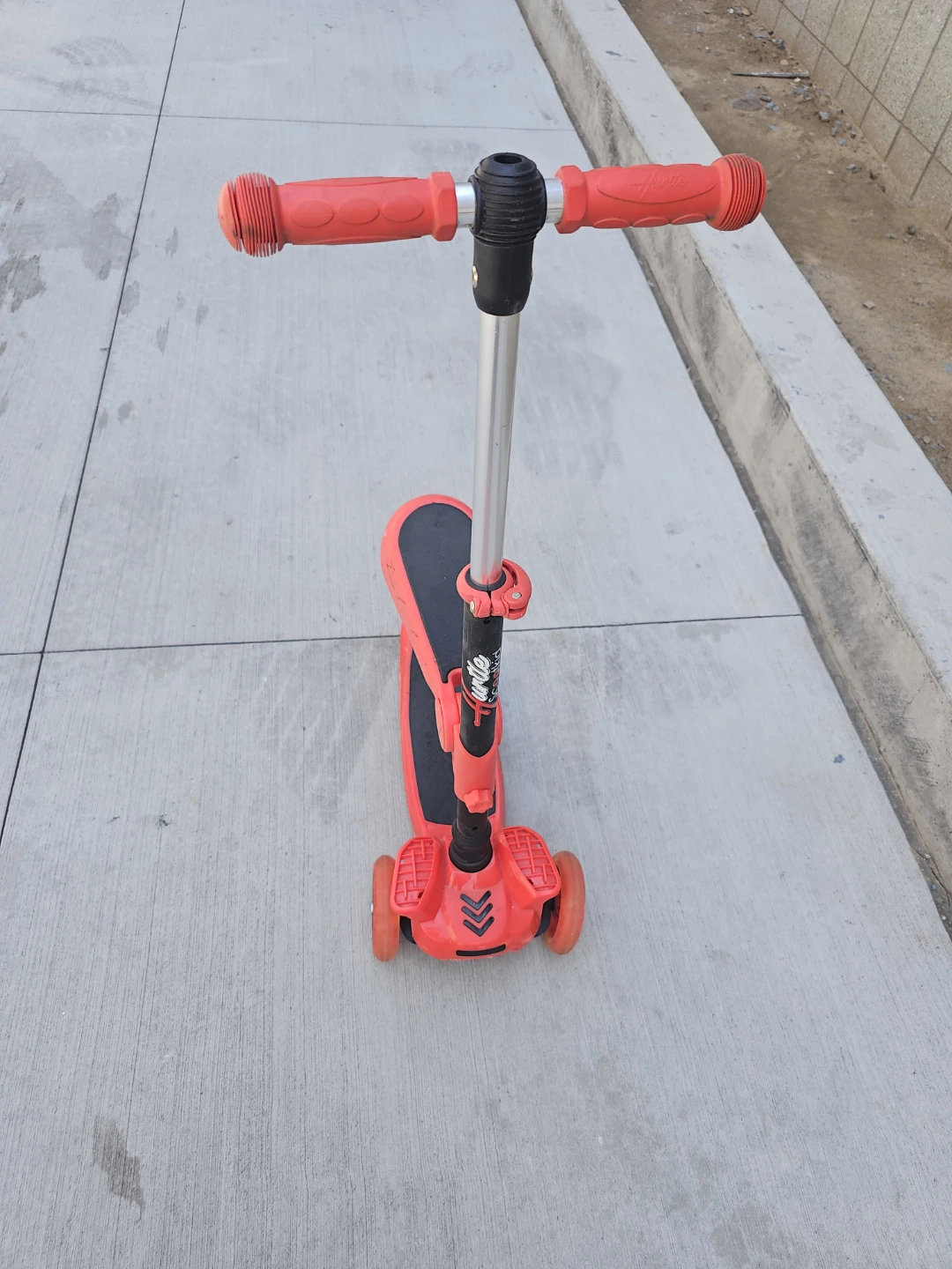 HURTLE Red 3-Wheel Scooter with Seat - photo 2