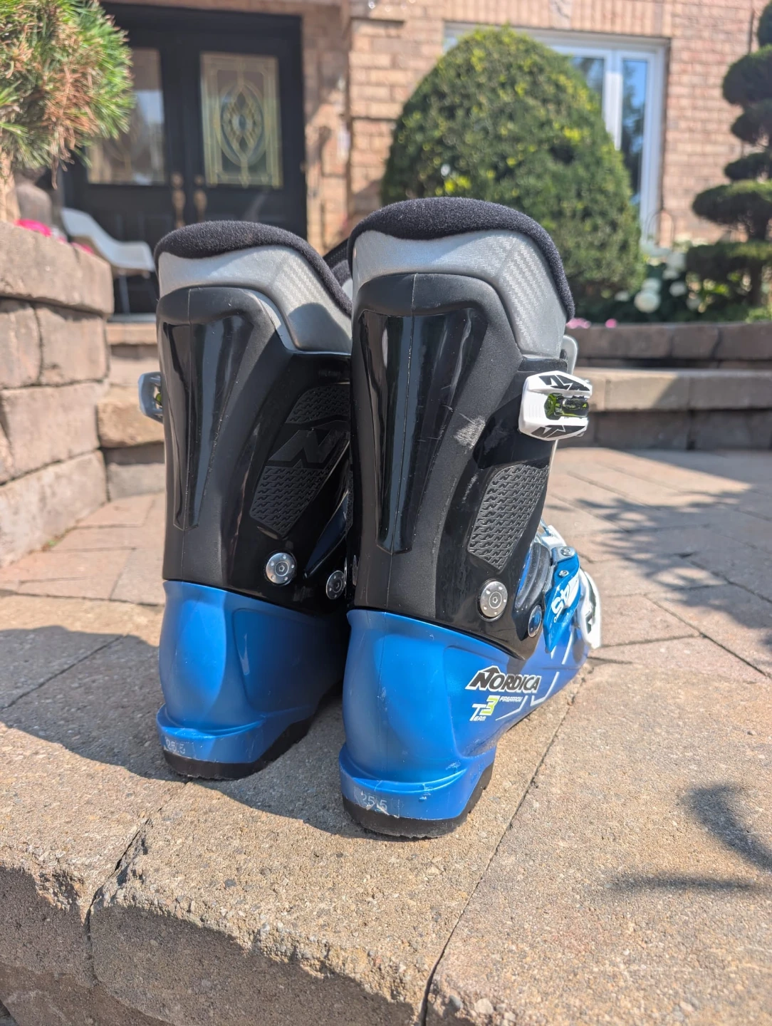 Nordica T3 Ski Boots - 25.5 men's 7.5 or women's 8.5 - photo 3