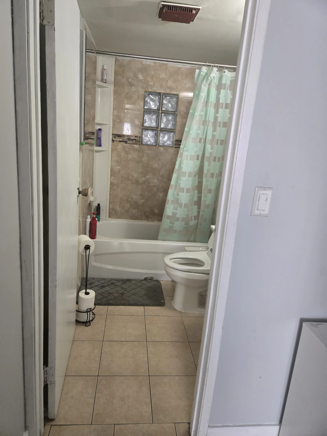 1 room Basement for rent - photo 2
