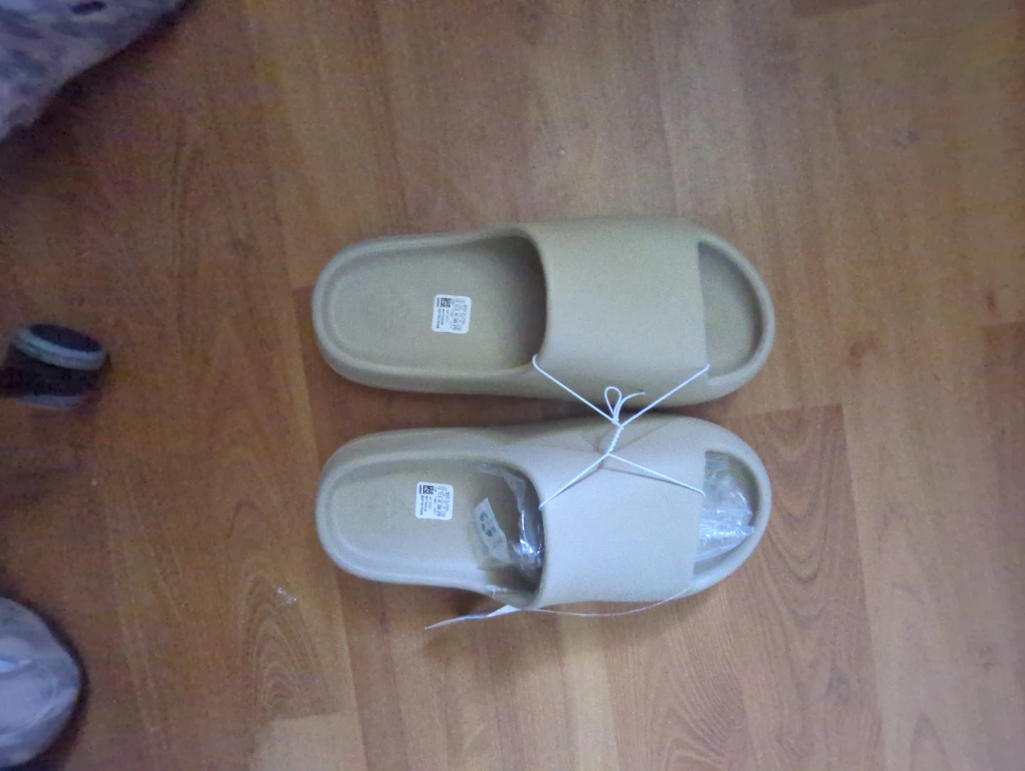 Original Yeezy slides with adidas print. - photo 3