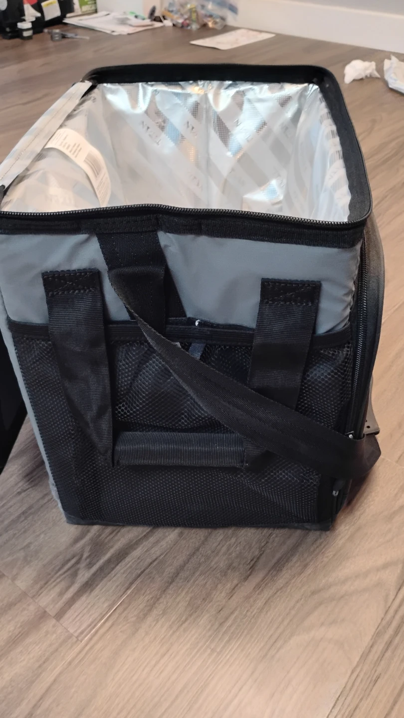 Titan by Arctic Zone insulated cooler bag — very good condition. - photo 5