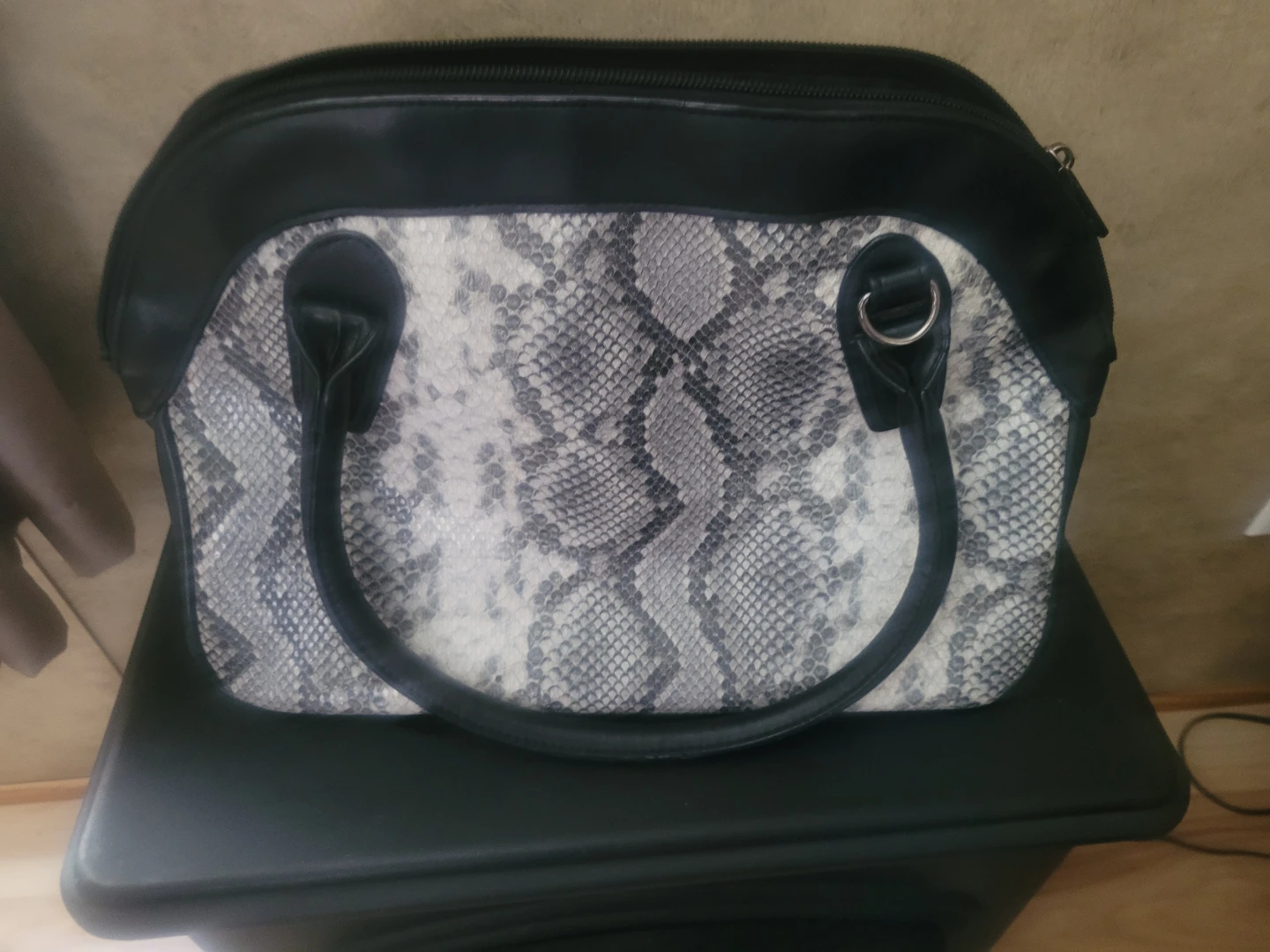 Bently purse no strap -handles add your own strap