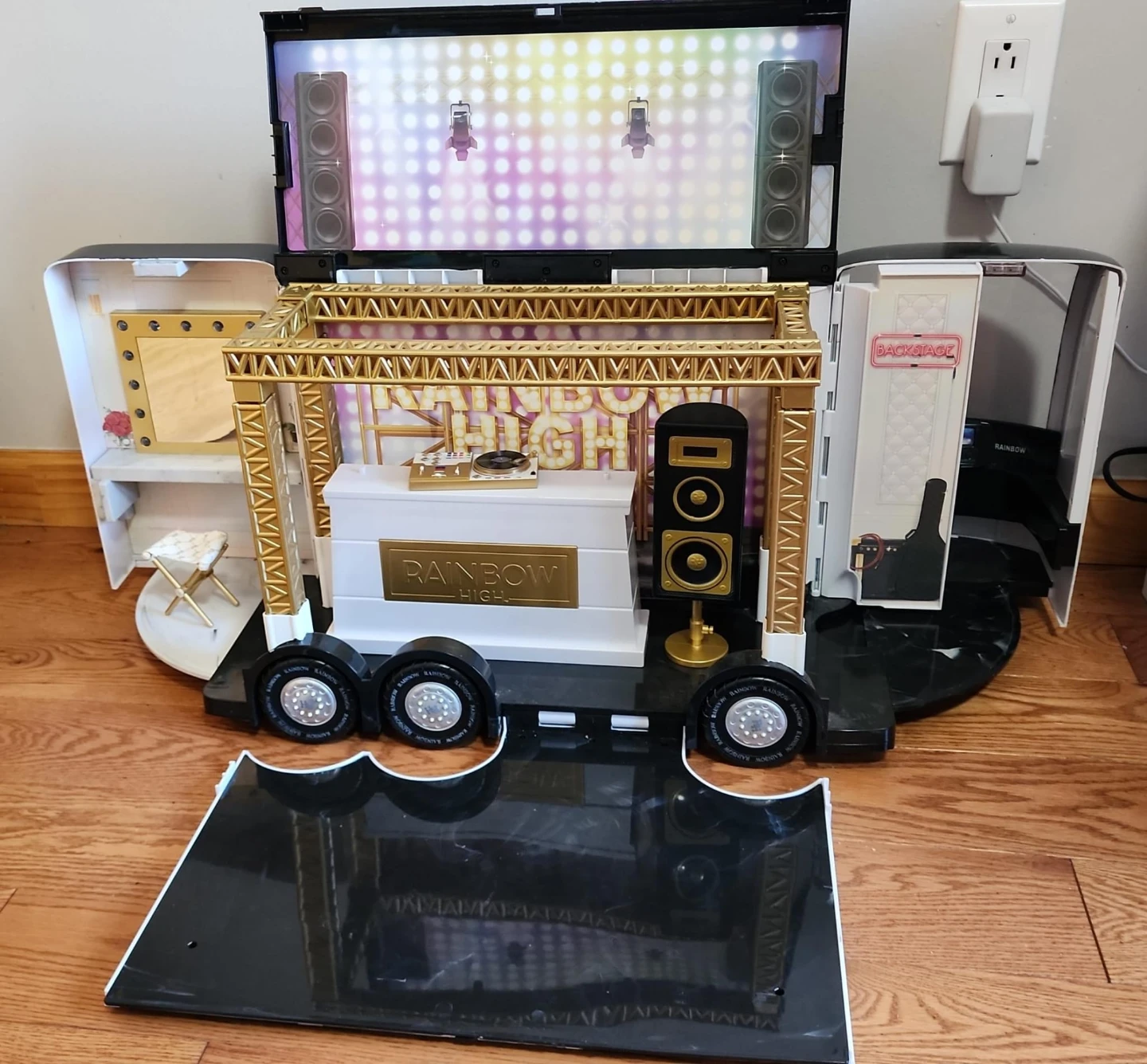 Rainbow High Stage Playset Bus - photo 4