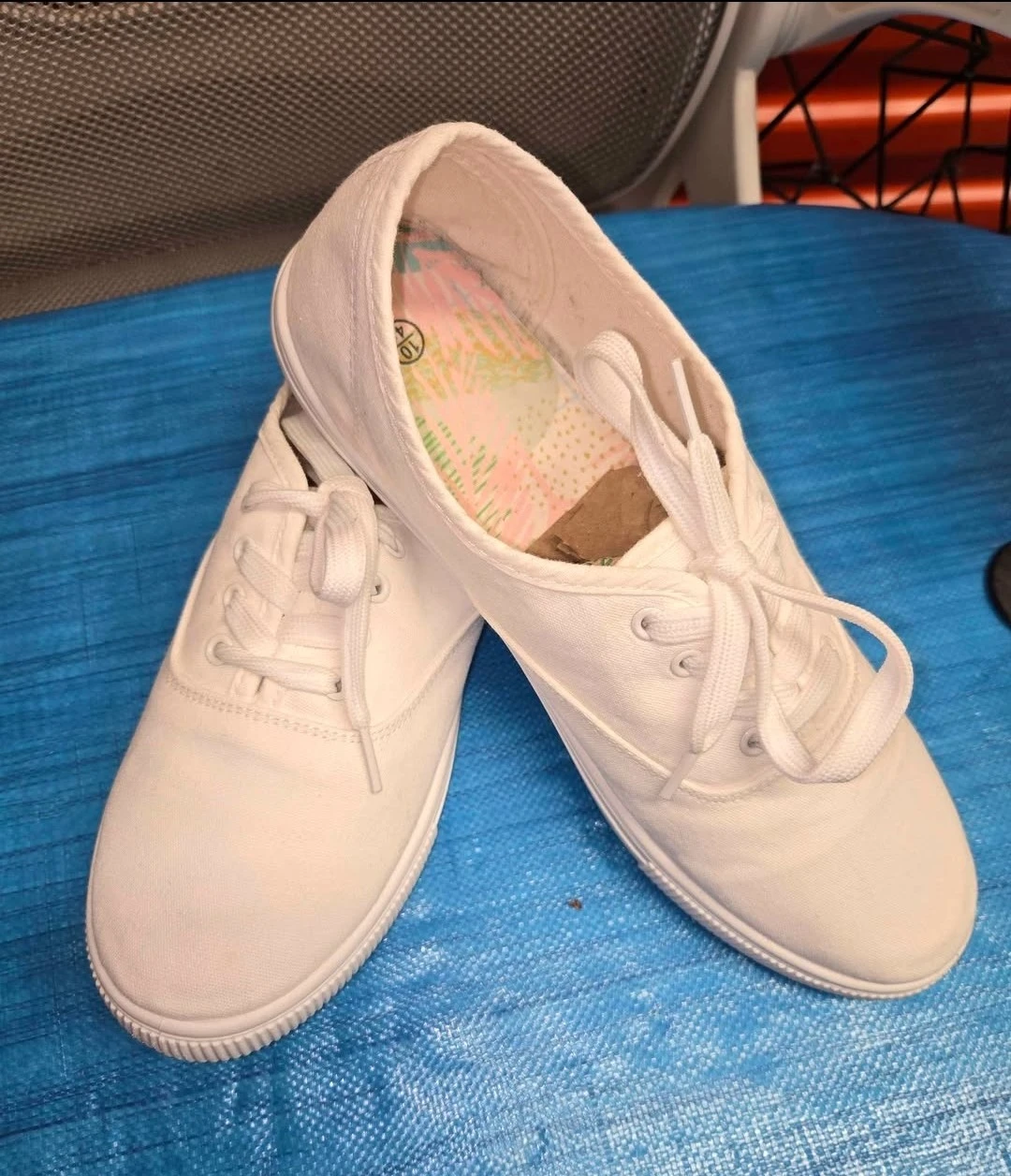 👟 Women’s Size 10 White Canvas Sneakers - Super Clean - photo 2