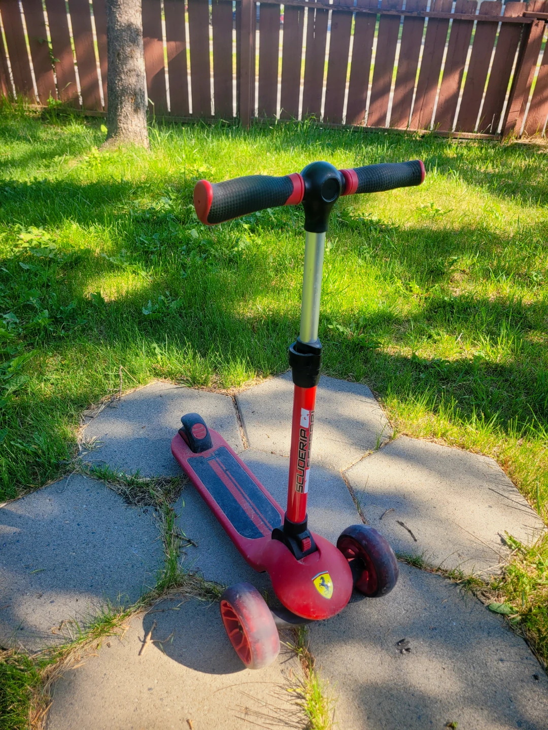 Ferrari Luxury 3-wheel twist scooter for kids - photo 2