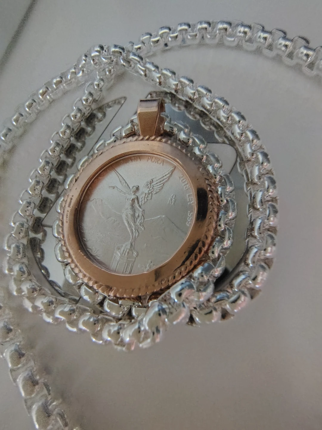Collar chapado en plata con moneda libertad de México 1/10 oz