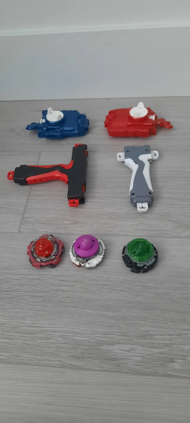 Beyblade Lot - 3 Beyblades, 2 Launchers, 2 Grips - photo 5