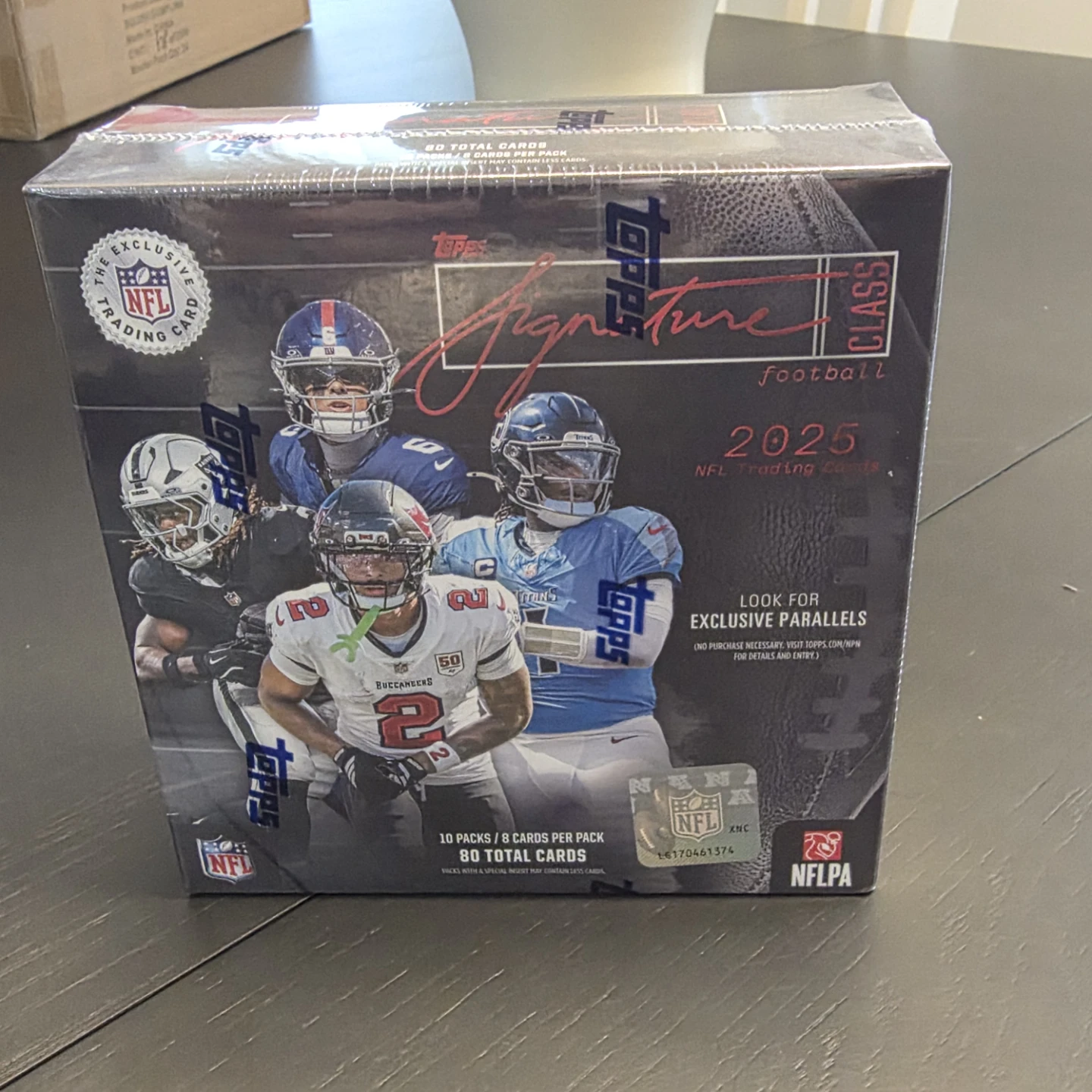 Topps 2025 NFL Signature Class Football Trading Card Box