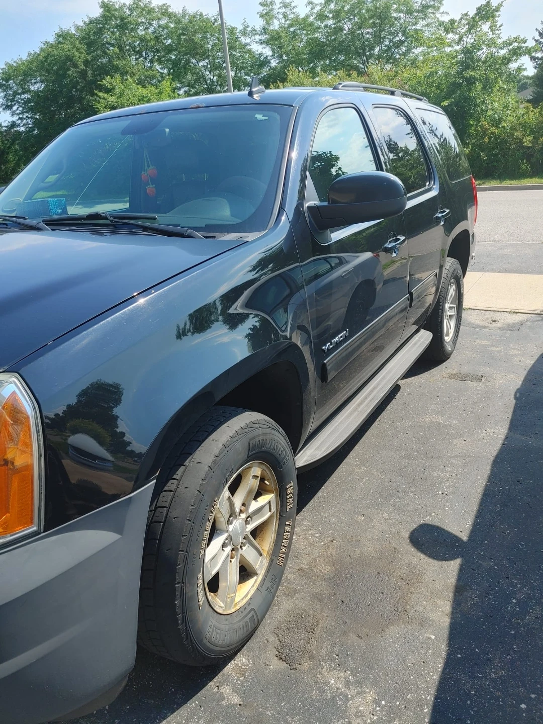 Black GMC Yukon SUV - photo 4