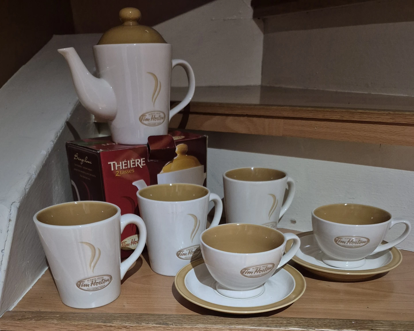 Tim Hortons Teapot and 4 Cups Set