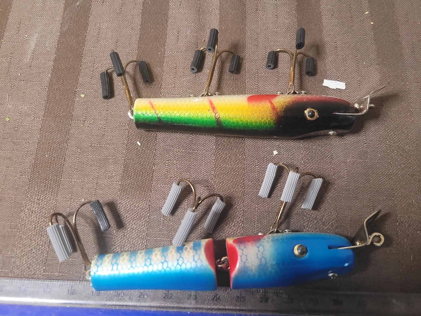 Lot 2 Vintage Lucky Strike Wooden Fishing Lures - photo 2