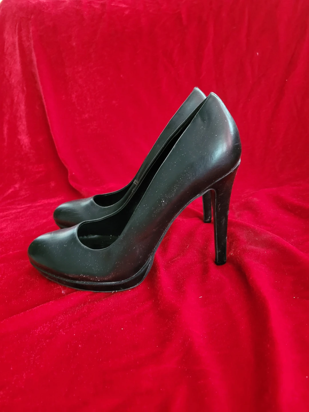 Le Château Black Heels
